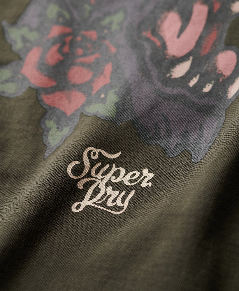 camiseta tattoo graphic anos 90 em tons de cinza escuro e verde.