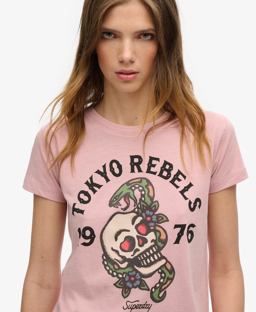 camiseta com estampa de tatuagem estilo anos 90 na cor rosa blush.