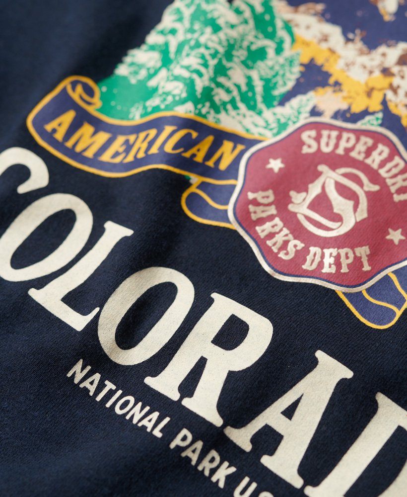 camiseta estampada de lembrança de viagem na cor azul marinho mesclado.