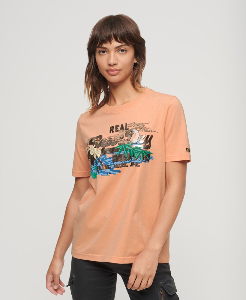 camiseta com estampa vintage japonesa e logo na cor coral giz.