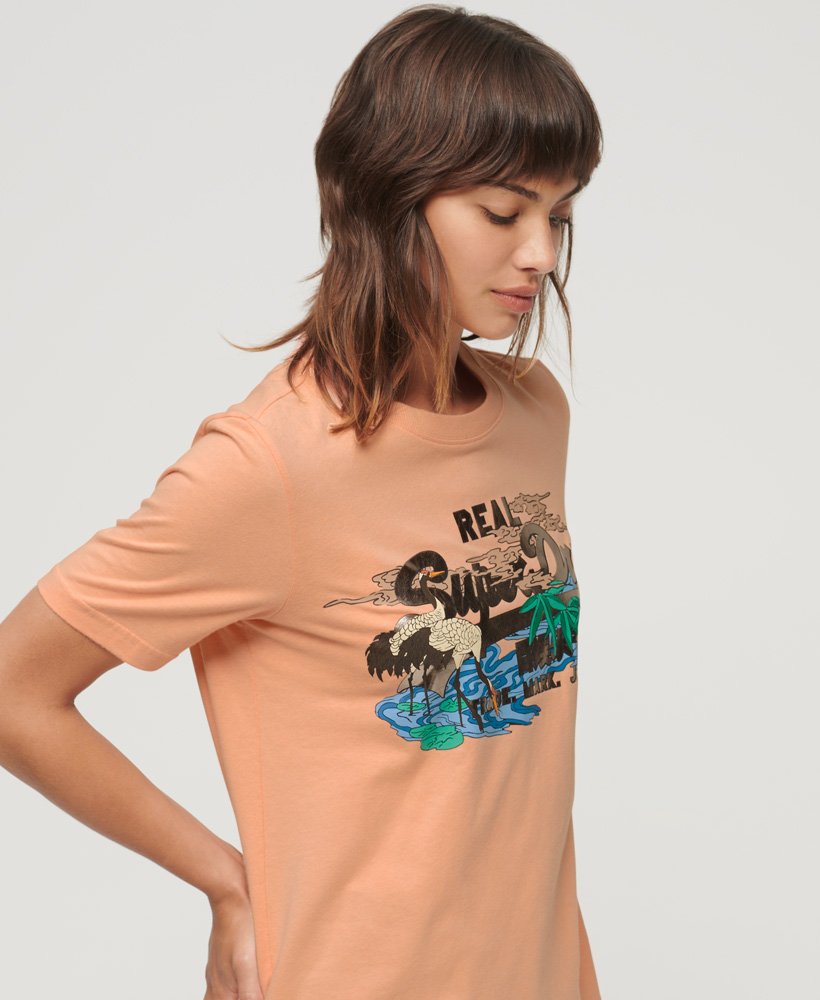 camiseta com estampa vintage japonesa e logo na cor coral giz.