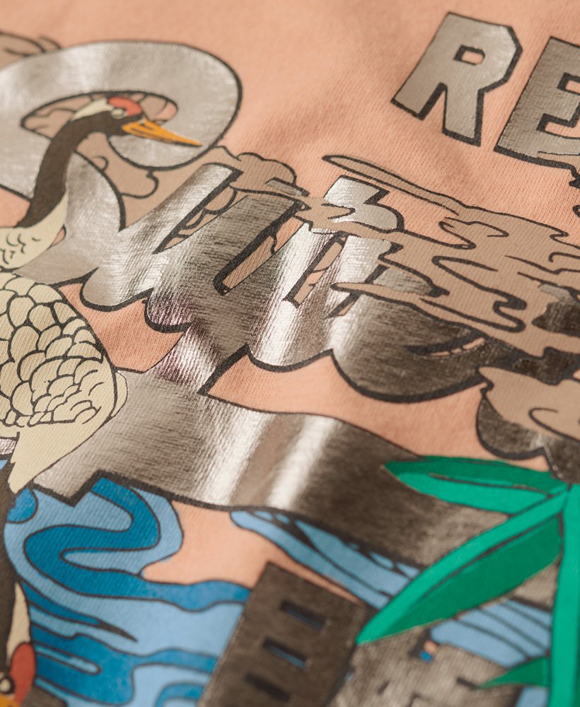 camiseta com estampa vintage japonesa e logo na cor coral giz.