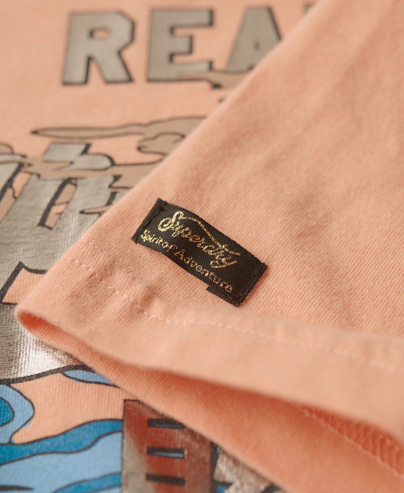 camiseta com estampa vintage japonesa e logo na cor coral giz.