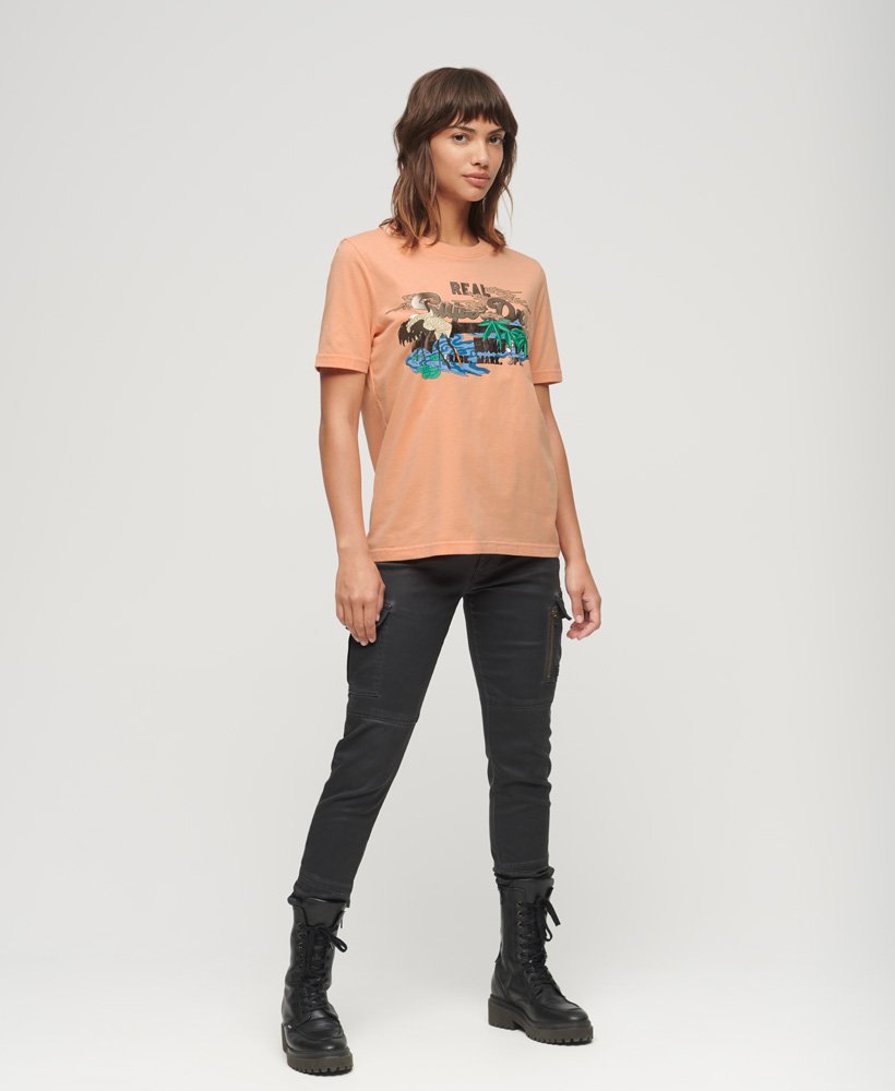 camiseta com estampa vintage japonesa e logo na cor coral giz.