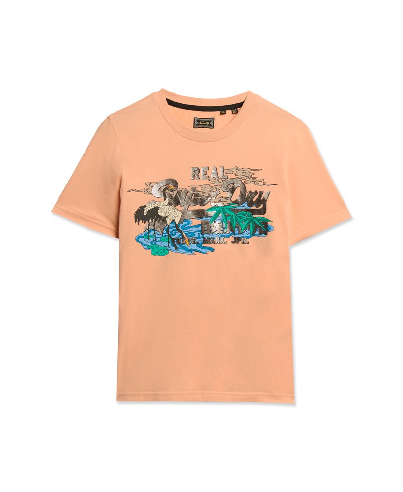 camiseta com estampa vintage japonesa e logo na cor coral giz.