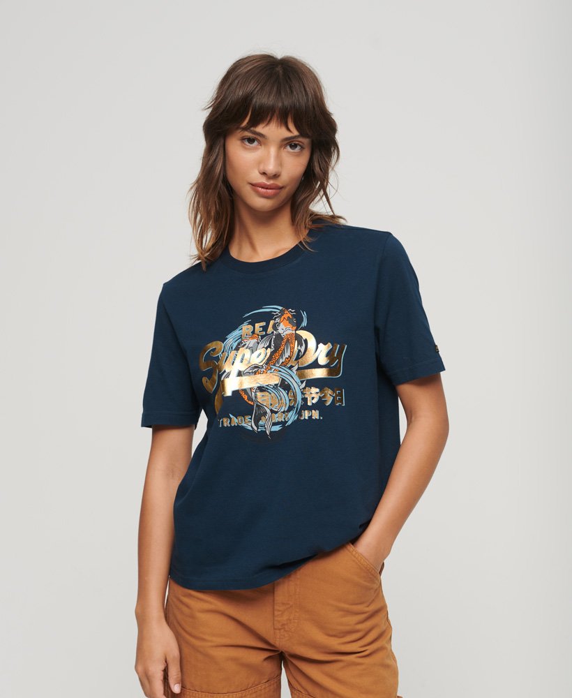 camiseta com estampa vintage japonesa e logo na cor azul marinho.