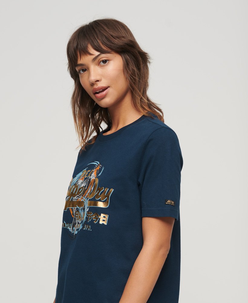camiseta com estampa vintage japonesa e logo na cor azul marinho.