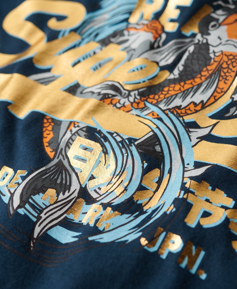 camiseta com estampa vintage japonesa e logo na cor azul marinho.