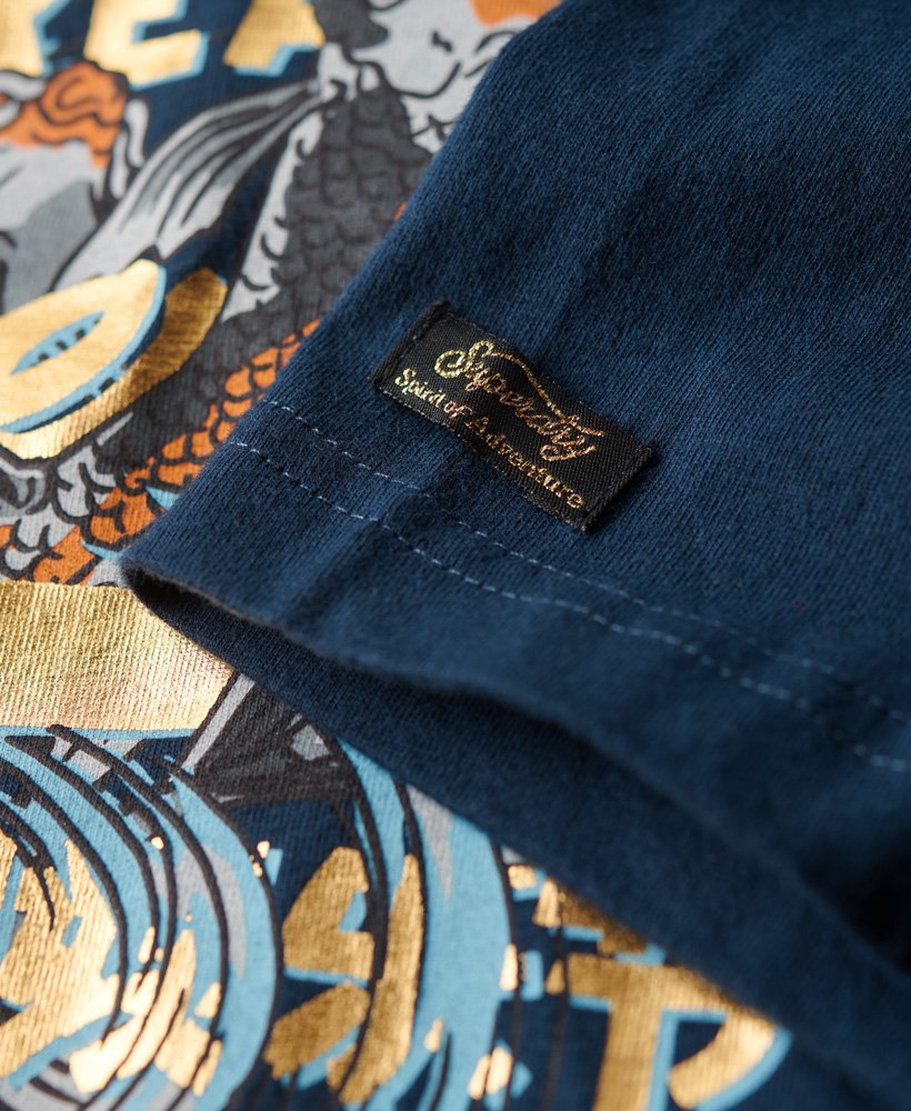 camiseta com estampa vintage japonesa e logo na cor azul marinho.