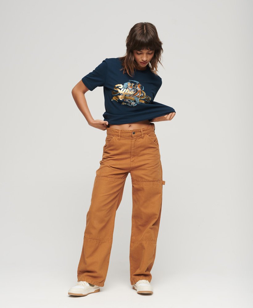 camiseta com estampa vintage japonesa e logo na cor azul marinho.