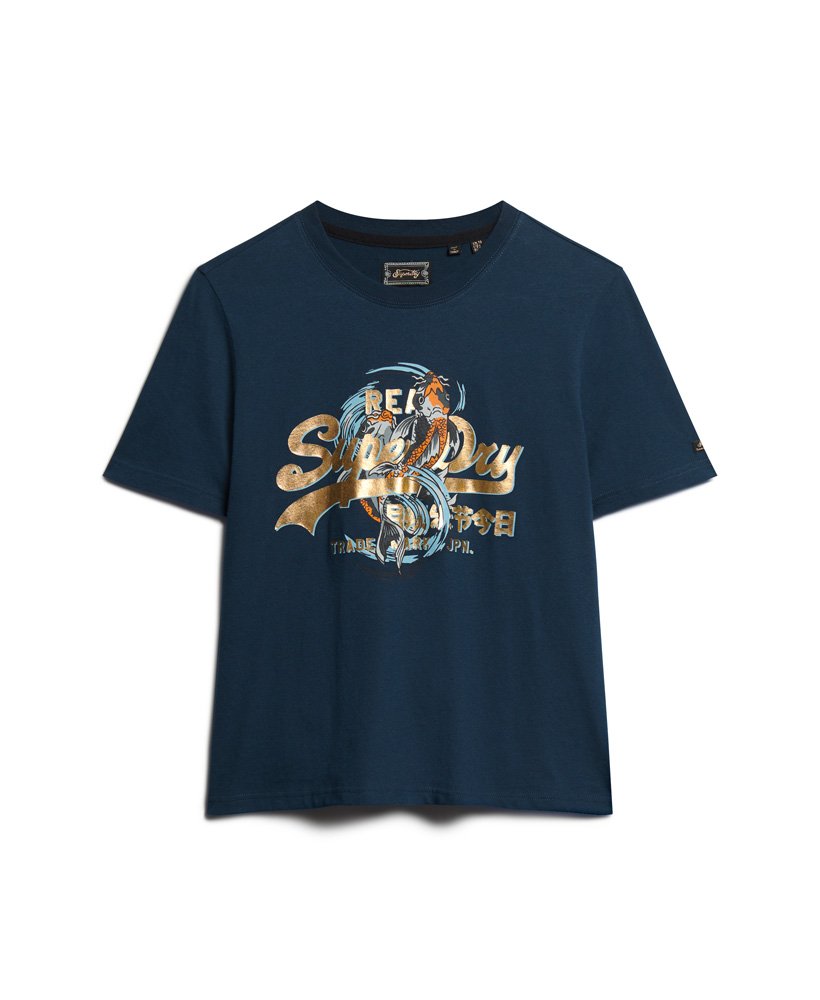 camiseta com estampa vintage japonesa e logo na cor azul marinho.
