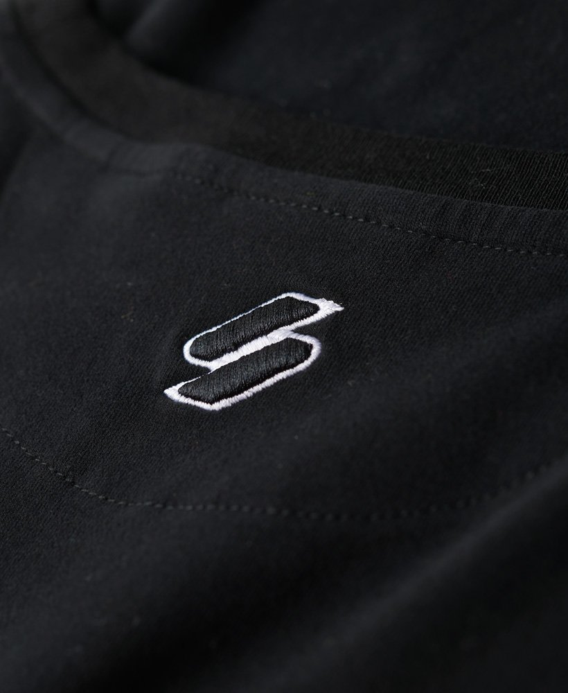 camiseta cropped sport luxe com logo na cor pretadourada.
