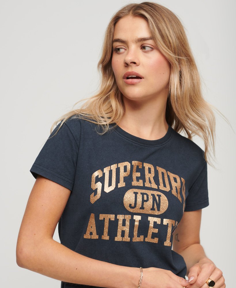camiseta universitária com estampa na cor azul-marinho eclipse.