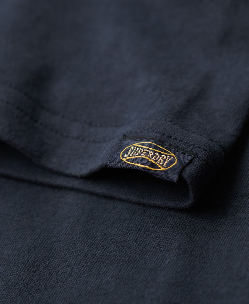 camiseta universitária com estampa na cor azul-marinho eclipse.