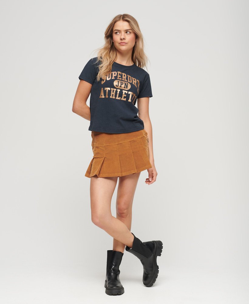 camiseta universitária com estampa na cor azul-marinho eclipse.
