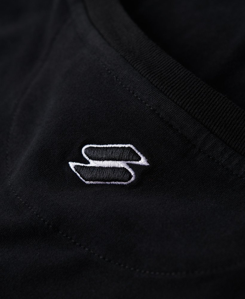 camiseta cropped sport luxe com logo na cor preta.