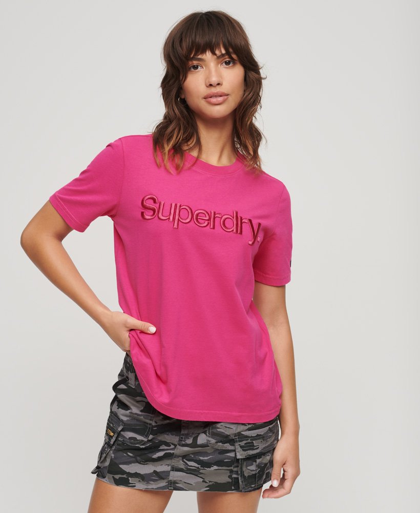 camiseta com logo bordado em tom sobre tom na cor rosa framboesa