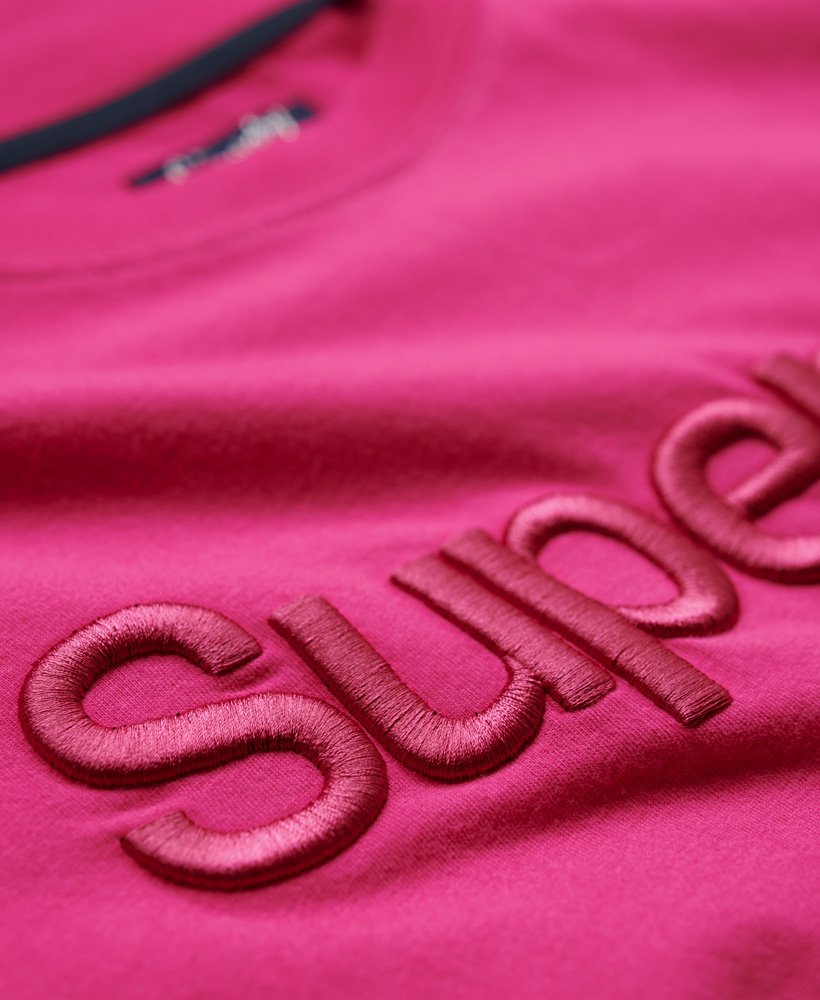 camiseta com logo bordado em tom sobre tom na cor rosa framboesa