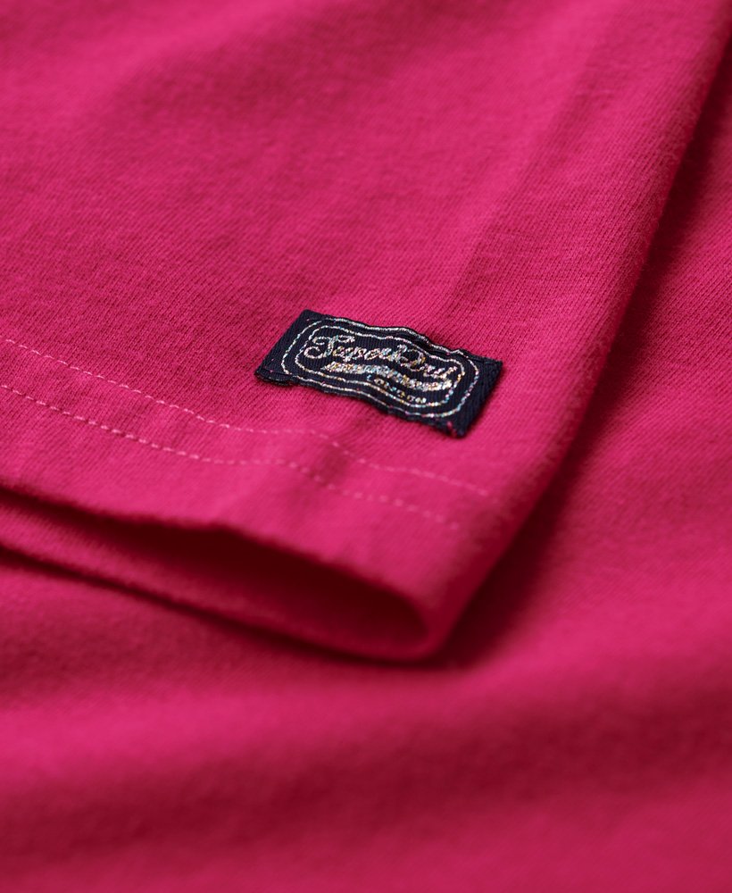 camiseta com logo bordado em tom sobre tom na cor rosa framboesa
