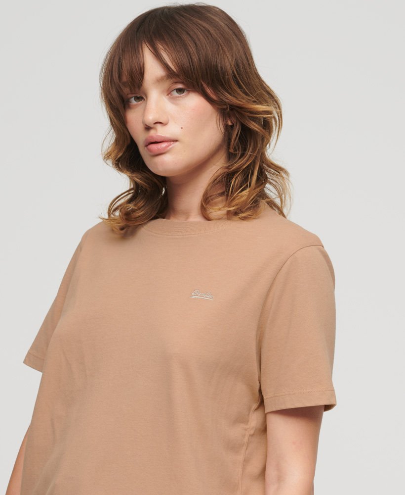camiseta de algodão orgânico com logo vintage bordado na cor marrom pyramid sands