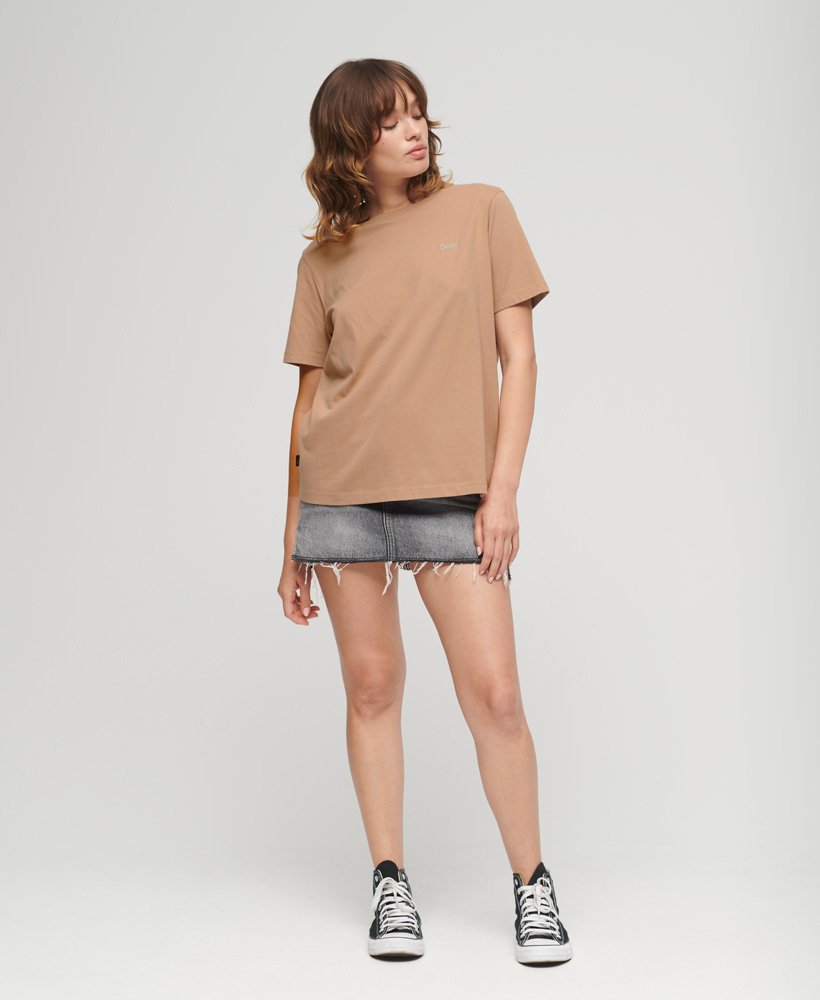 camiseta de algodão orgânico com logo vintage bordado na cor marrom pyramid sands