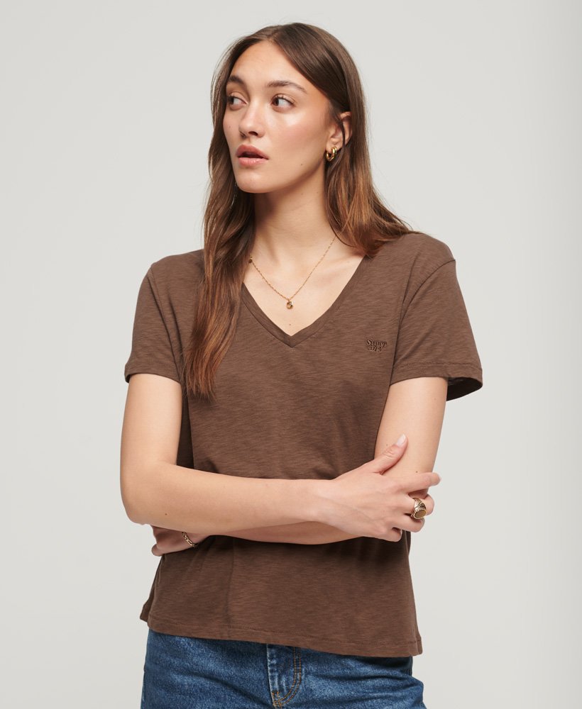 camiseta com decote em v bordada em tecido texturizado na cor marrom pinha.