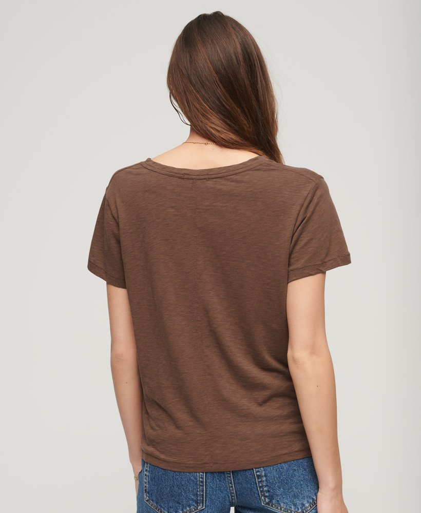 camiseta com decote em v bordada em tecido texturizado na cor marrom pinha.
