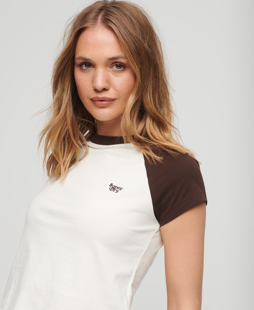 camiseta raglan essential logo em algodão orgânico nas cores off whitemarrom chocolate escuro