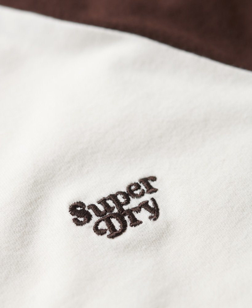 camiseta raglan essential logo em algodão orgânico nas cores off whitemarrom chocolate escuro