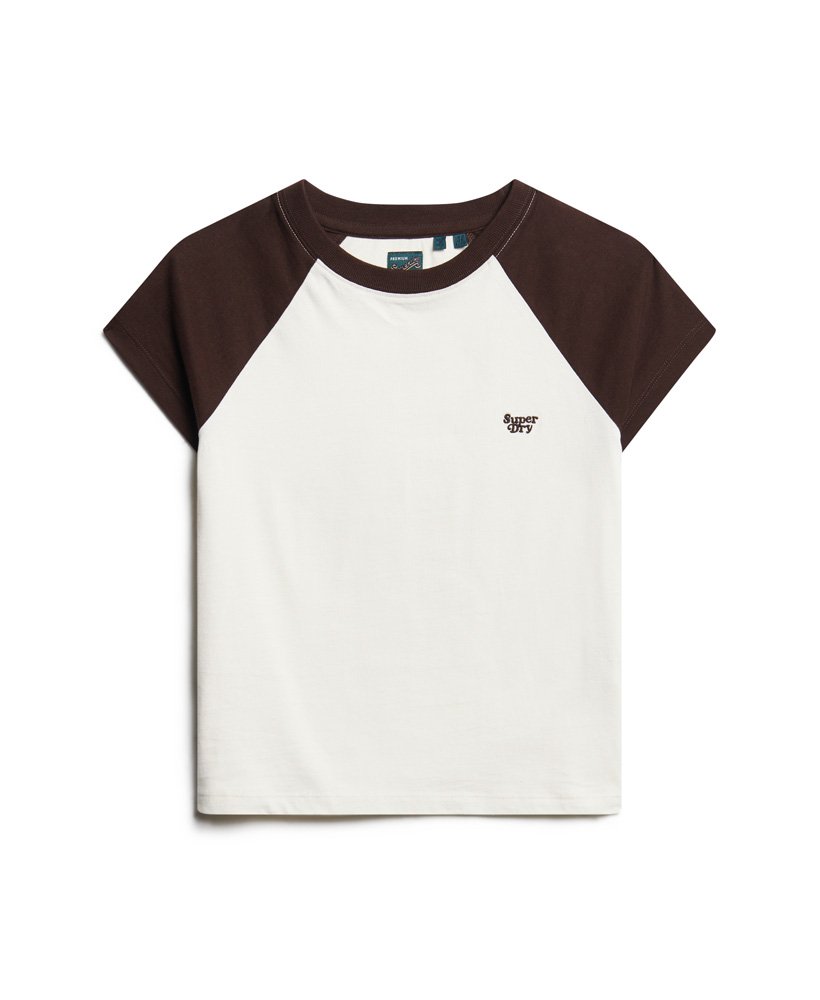 camiseta raglan essential logo em algodão orgânico nas cores off whitemarrom chocolate escuro