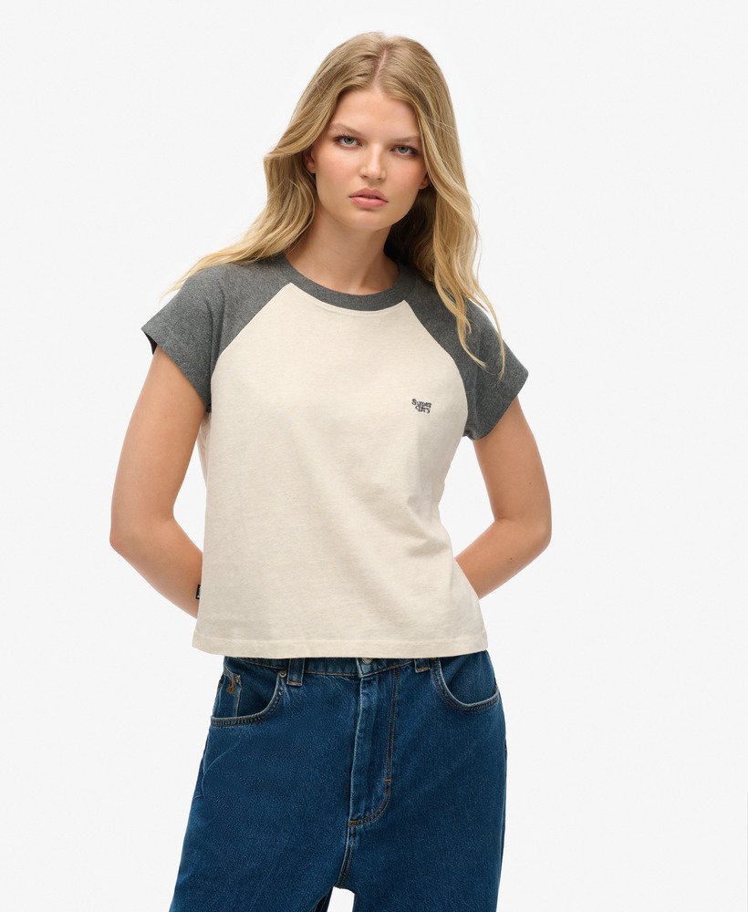 camiseta raglan essential logo em algodão orgânico nas cores mescladas aveia claracinza carvão intenso