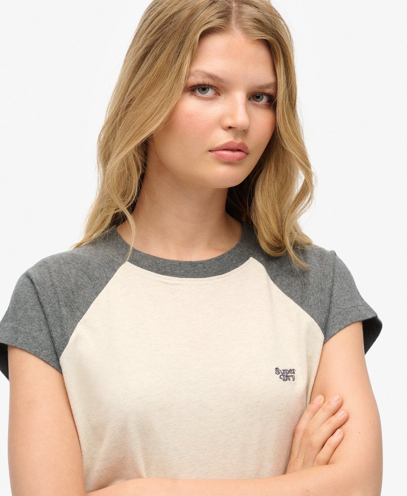 camiseta raglan essential logo em algodão orgânico nas cores mescladas aveia claracinza carvão intenso