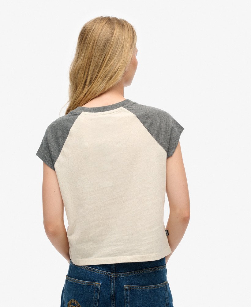 camiseta raglan essential logo em algodão orgânico nas cores mescladas aveia claracinza carvão intenso