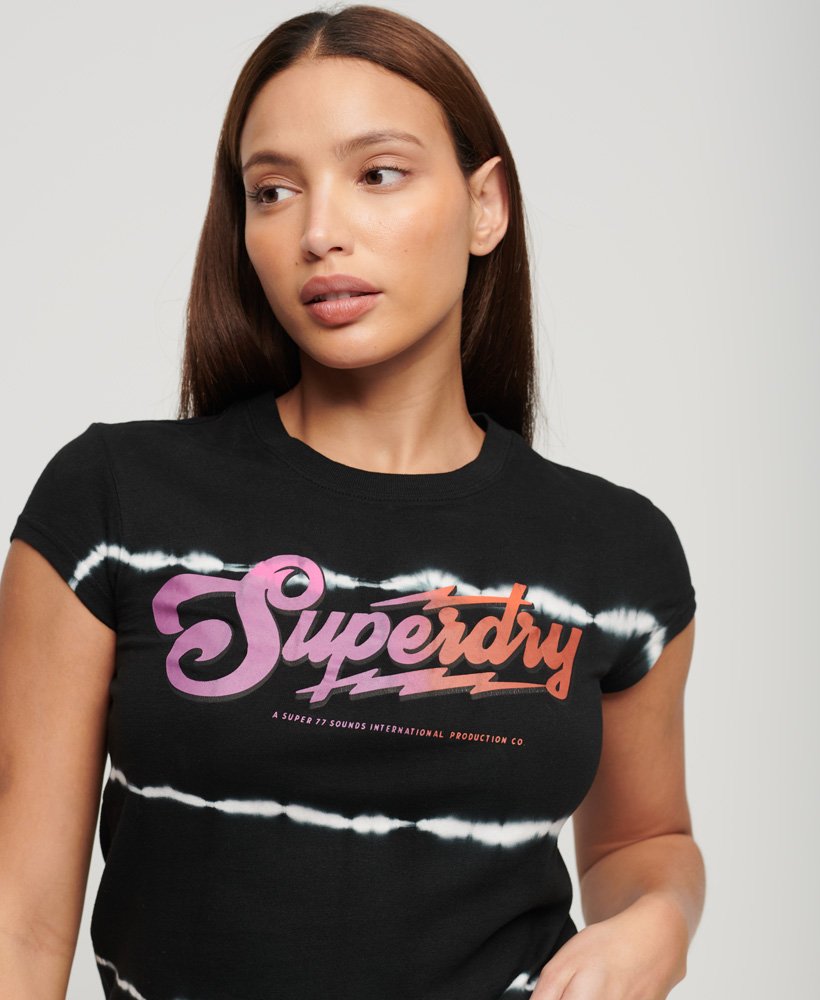 camiseta gráfica de banda de rock em tie-dye com listras pretas.