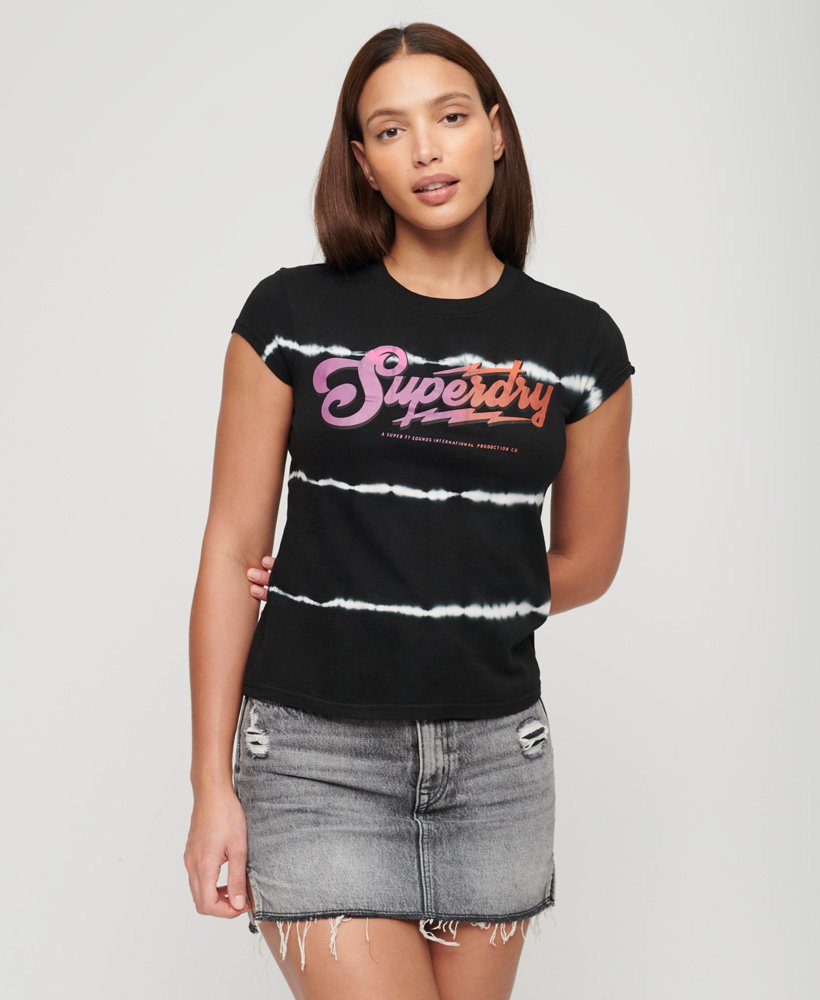 camiseta gráfica de banda de rock em tie-dye com listras pretas.