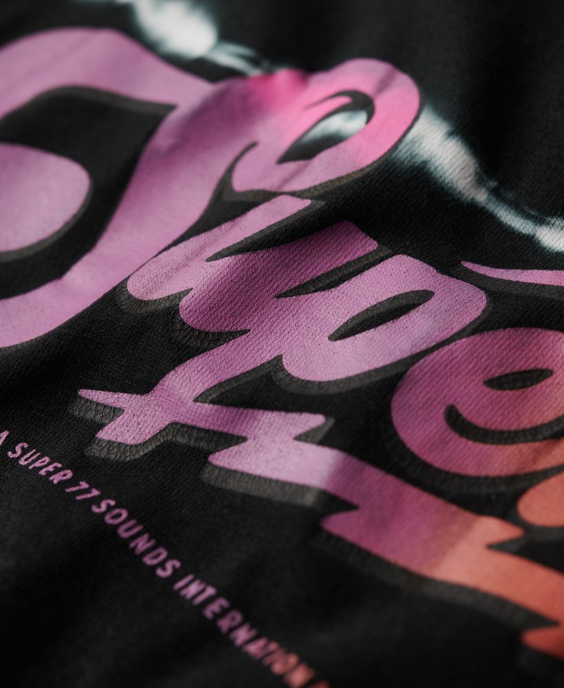 camiseta gráfica de banda de rock em tie-dye com listras pretas.