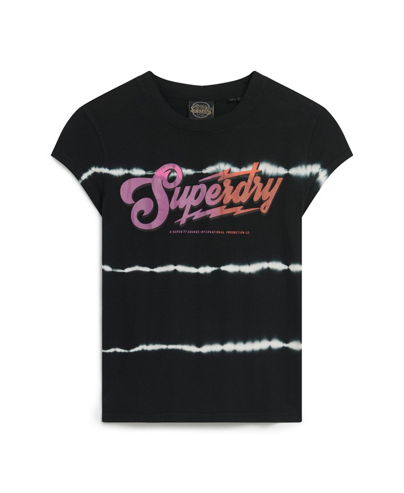 camiseta gráfica de banda de rock em tie-dye com listras pretas.