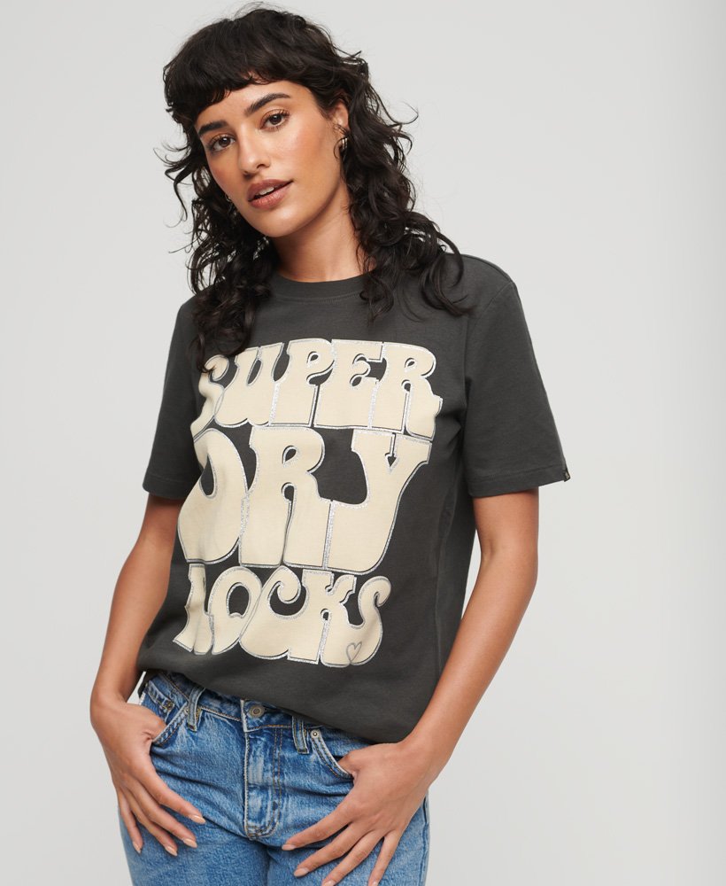 camiseta com logo retrô de rock dos anos 70 em preto lavado
