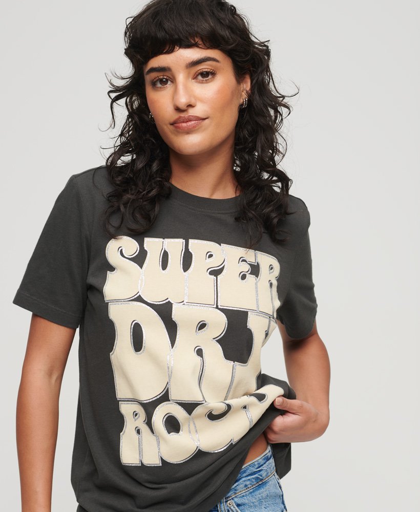 camiseta com logo retrô de rock dos anos 70 em preto lavado