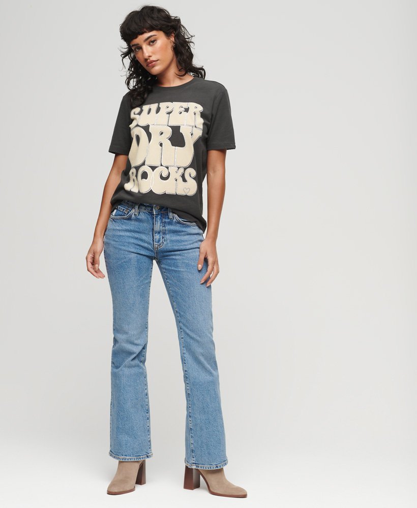 camiseta com logo retrô de rock dos anos 70 em preto lavado