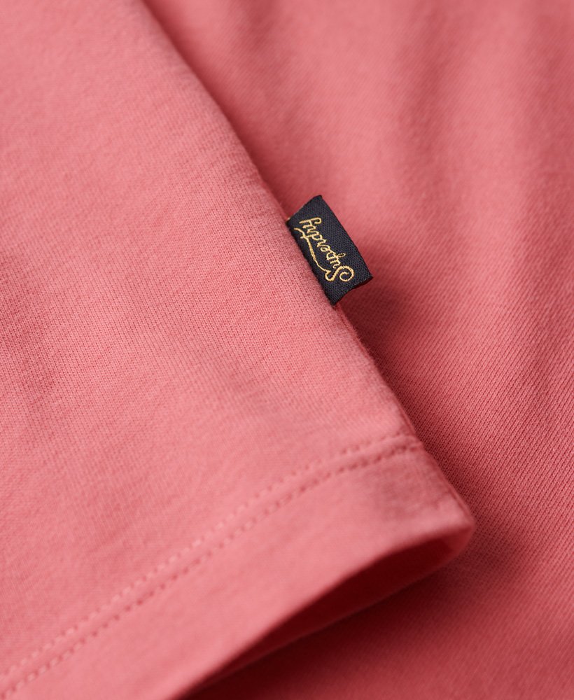 camiseta essential logo fitted na cor rosa camping