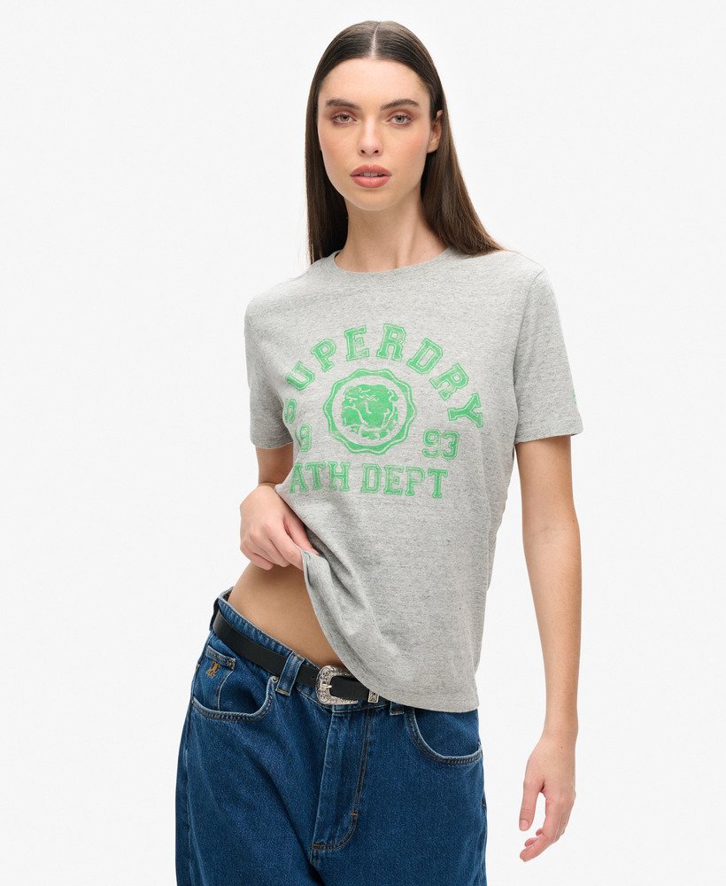 camiseta esportiva universitária na cor cinza mesclado.