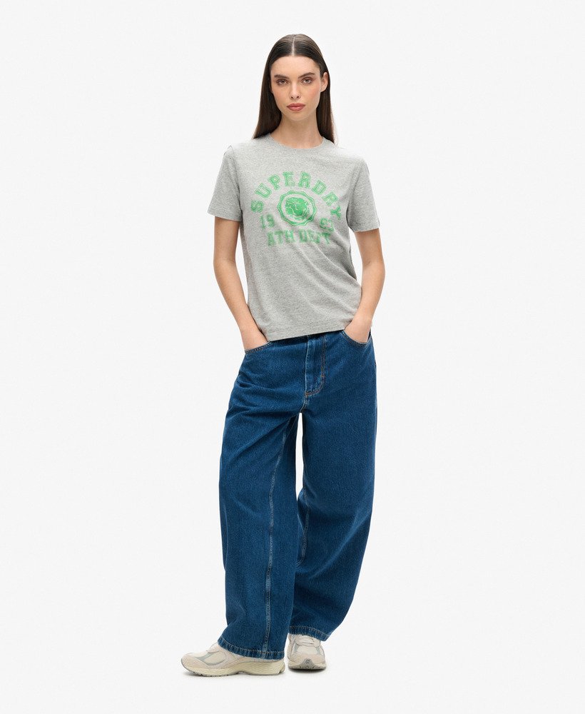 camiseta esportiva universitária na cor cinza mesclado.