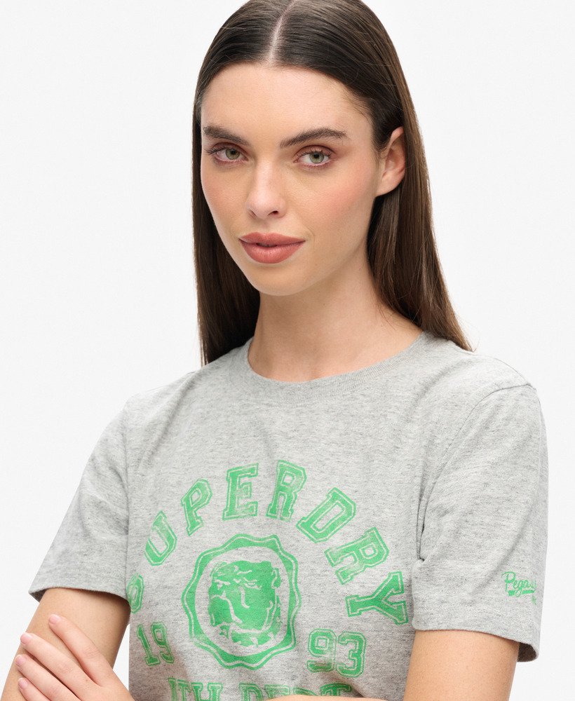 camiseta esportiva universitária na cor cinza mesclado.