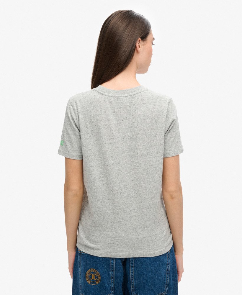 camiseta esportiva universitária na cor cinza mesclado.
