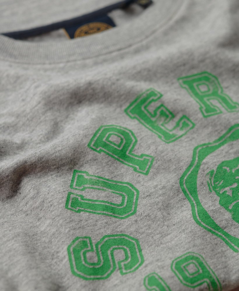 camiseta esportiva universitária na cor cinza mesclado.