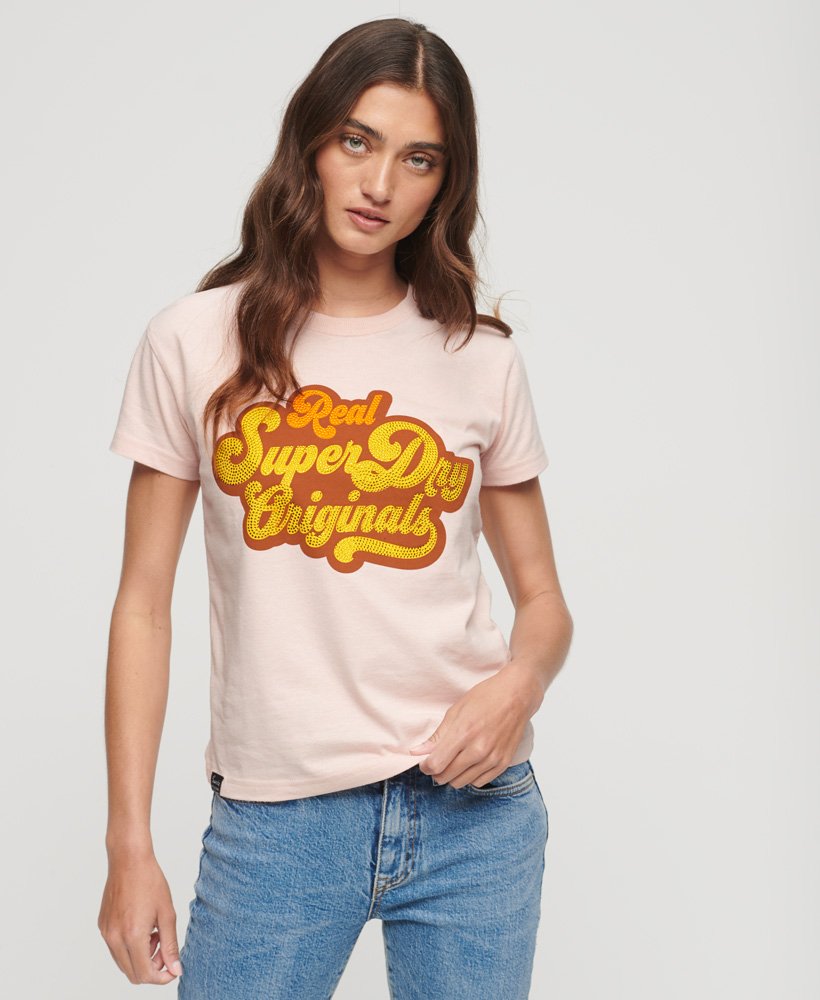 camiseta com logo metálico estilo anos 70 na cor rosa mesclado solomon.