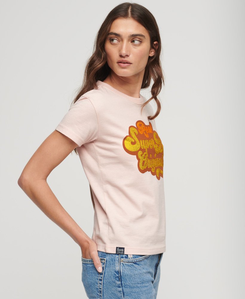 camiseta com logo metálico estilo anos 70 na cor rosa mesclado solomon.
