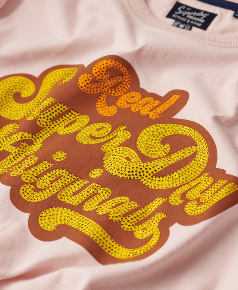 camiseta com logo metálico estilo anos 70 na cor rosa mesclado solomon.