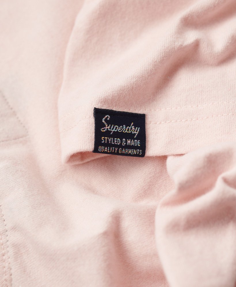 camiseta com logo metálico estilo anos 70 na cor rosa mesclado solomon.